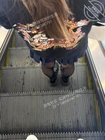 原创大学妹妹同居系列…106和妹妹逛街，妹妹在学校图书馆楼梯露出1