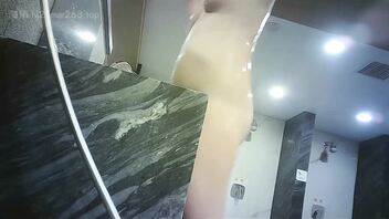 澡堂子超近距离怼脸偷拍一丰满少妇