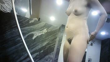 澡堂子超近距离怼脸偷拍一丰满少妇1