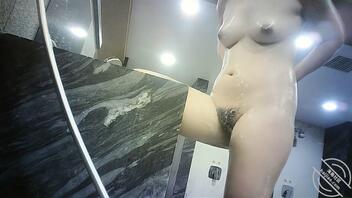 澡堂子超近距离怼脸偷拍一丰满少妇2