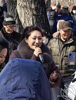 这老逼以前在公园卖逼，现在直播了今天在建国公园看到她直播拍了几张2