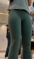 面包店偶遇瑜伽少妇直怼她的肥阴唇拍摄和路上跟拍超性感短裙肥臀骚逼0