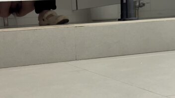 今天刚蹲了5分钟就拍到了，原创厕拍有露脸