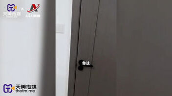 天美传媒-合租美女房间床坏了晚上竟然爬我床上来