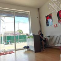 穿上高跟鞋180的小美女，白色内裤走光，弯腰姿势真想干她啊