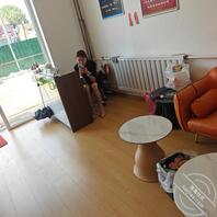 穿上高跟鞋180的小美女，白色内裤走光，弯腰姿势真想干她啊1