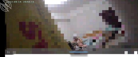 眼睁睁的看着她换上衣服，喷上香水上了陌生人的车，我该怎么办？0