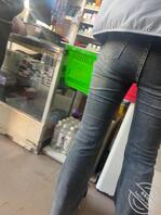 偷拍系列：超市里遇到的牛仔裤翘臀0