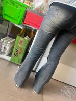 偷拍系列：超市里遇到的牛仔裤翘臀1