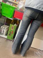 偷拍系列：超市里遇到的牛仔裤翘臀2