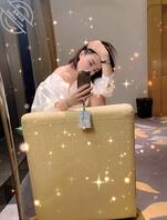 妈妈在酒店的自拍，不知道又想勾引哪个野男人操她，太他妈的骚了