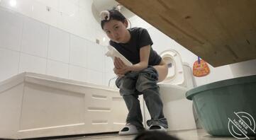 偷拍表妹上厕所被发现了1