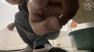 偷拍表妹上厕所被发现了