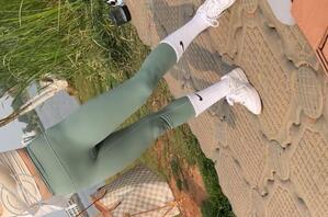 有一个美女没穿内裤 大家看得出来吗？真想来个时间停止器！