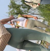 有一个美女没穿内裤 大家看得出来吗？真想来个时间停止器！1