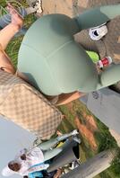 有一个美女没穿内裤 大家看得出来吗？真想来个时间停止器！2