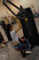 学校健身房，低腰牛仔裤的女生露出红色内裤0