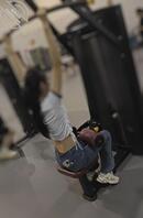 学校健身房，低腰牛仔裤的女生露出红色内裤1