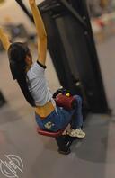 学校健身房，低腰牛仔裤的女生露出红色内裤2