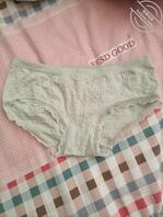 偷偷溜进姐姐卧室，找见两条穿过的内裤1