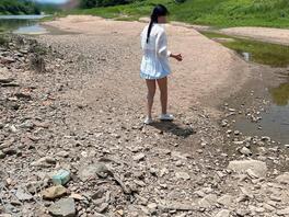 【海角原创】大中午的姐姐让我陪她捡石头,回到家说内裤都湿了全是水0