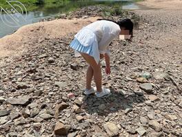 【海角原创】大中午的姐姐让我陪她捡石头,回到家说内裤都湿了全是水1