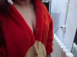 今天是骚奶子专题，在楼道里尝试了一下露出，差点被发现