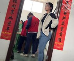 【原创偷拍】被发现了 最骚教师老师偷拍 牛仔裤巨臀令人欲罢不能 顶臀巨乳2